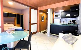 Flat Completo com cozinha no Melhor da Pituba, WIFI, Ar, Netflix, EDF Frente Mar, Piscina
